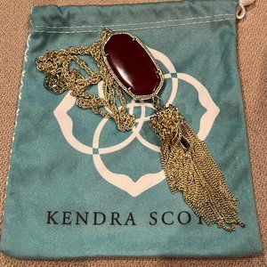 KENDRA SCOTT - Classic Ella Long Pendant Necklace in Gold and Cranberry